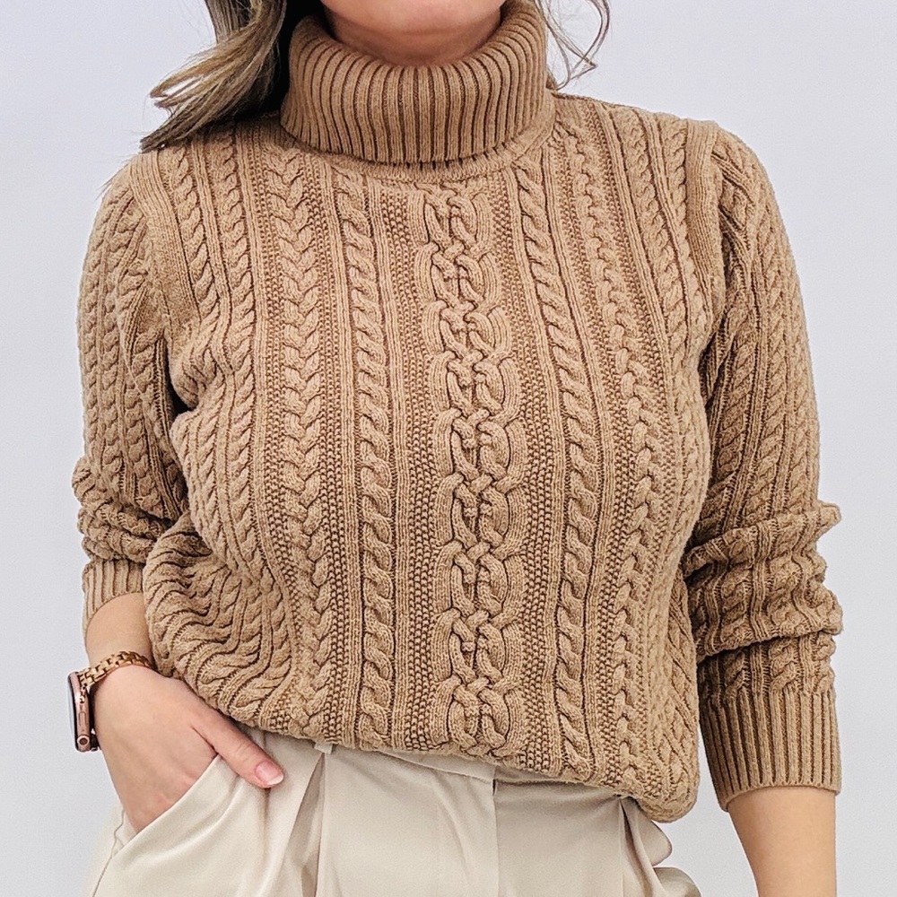 Beige cable knit turtleneck xl- runs‎ small